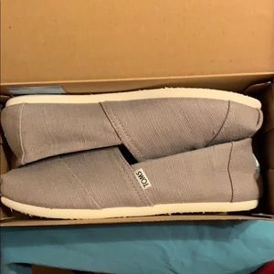 Women’s Sz 8.5 TOMS canvas shoes.